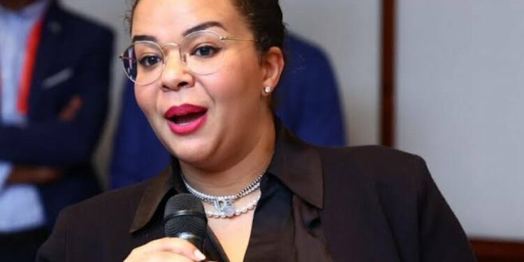 Thérèse Kayikwamba n’est pas (encore) présidentiable mais elle attise admiration et sympathie… à quoi joue-t-elle vraiment ?